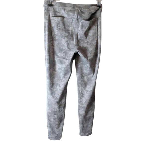 SPANX Jean-ish Ankle Leggings In Stone Wash Camo Size Large - Picture 3 of 3